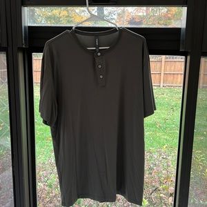VUORI XL MEN’S SHIRT LINEAR HENLEY